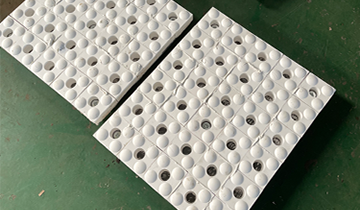 耐磨陶瓷襯板公司生產(chǎn)的是三合一陶瓷襯板嗎？